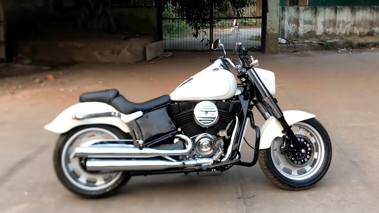 Harley Davidson Fat Boy - Royal Enfield Bullet